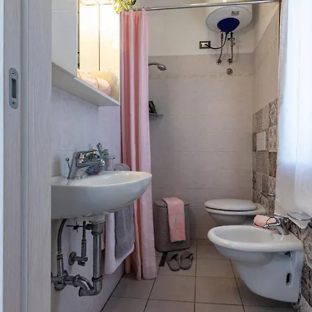 Cozy Floor With Shared Garden דירה ביביונה